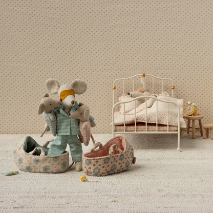 Baby mouse in carry cot - Rose