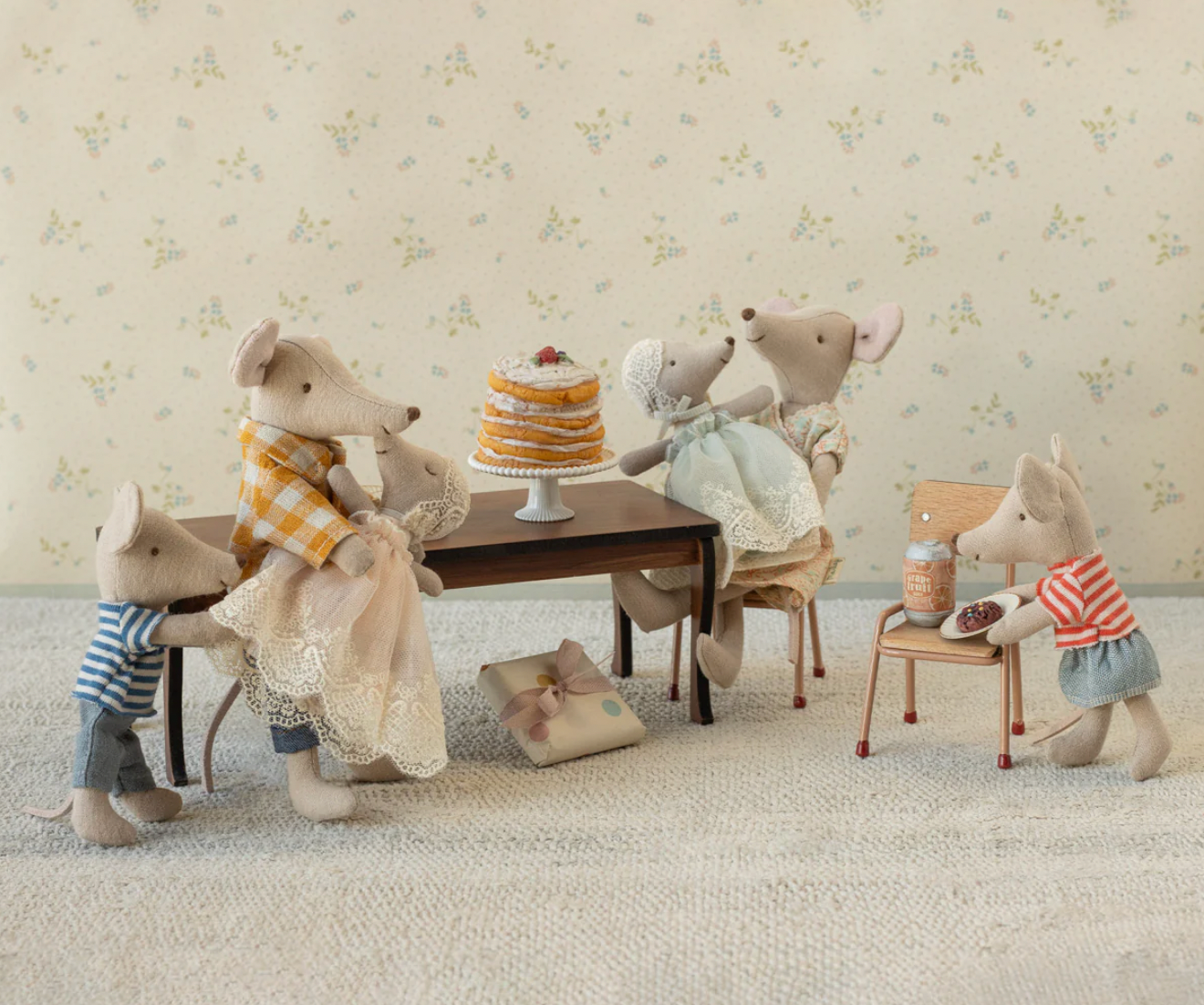 Baby mouse in gown - mint