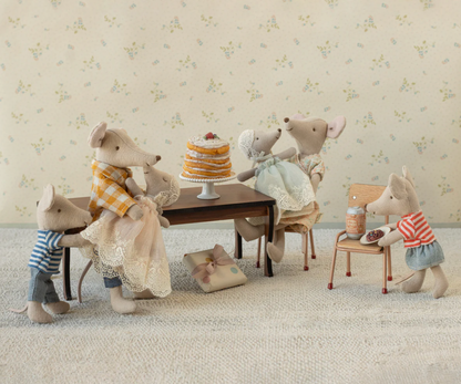 Baby mouse in gown - mint